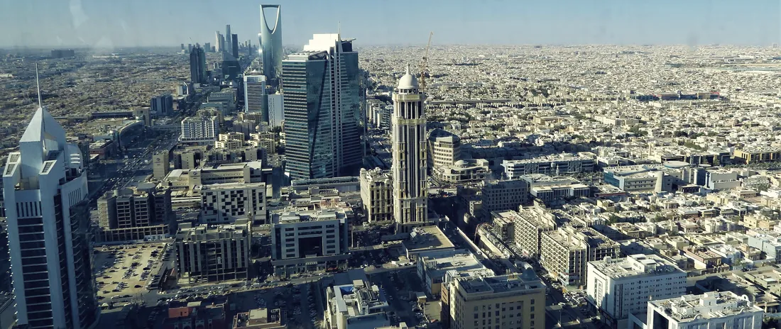أفق مدينة خليجية عند النهار